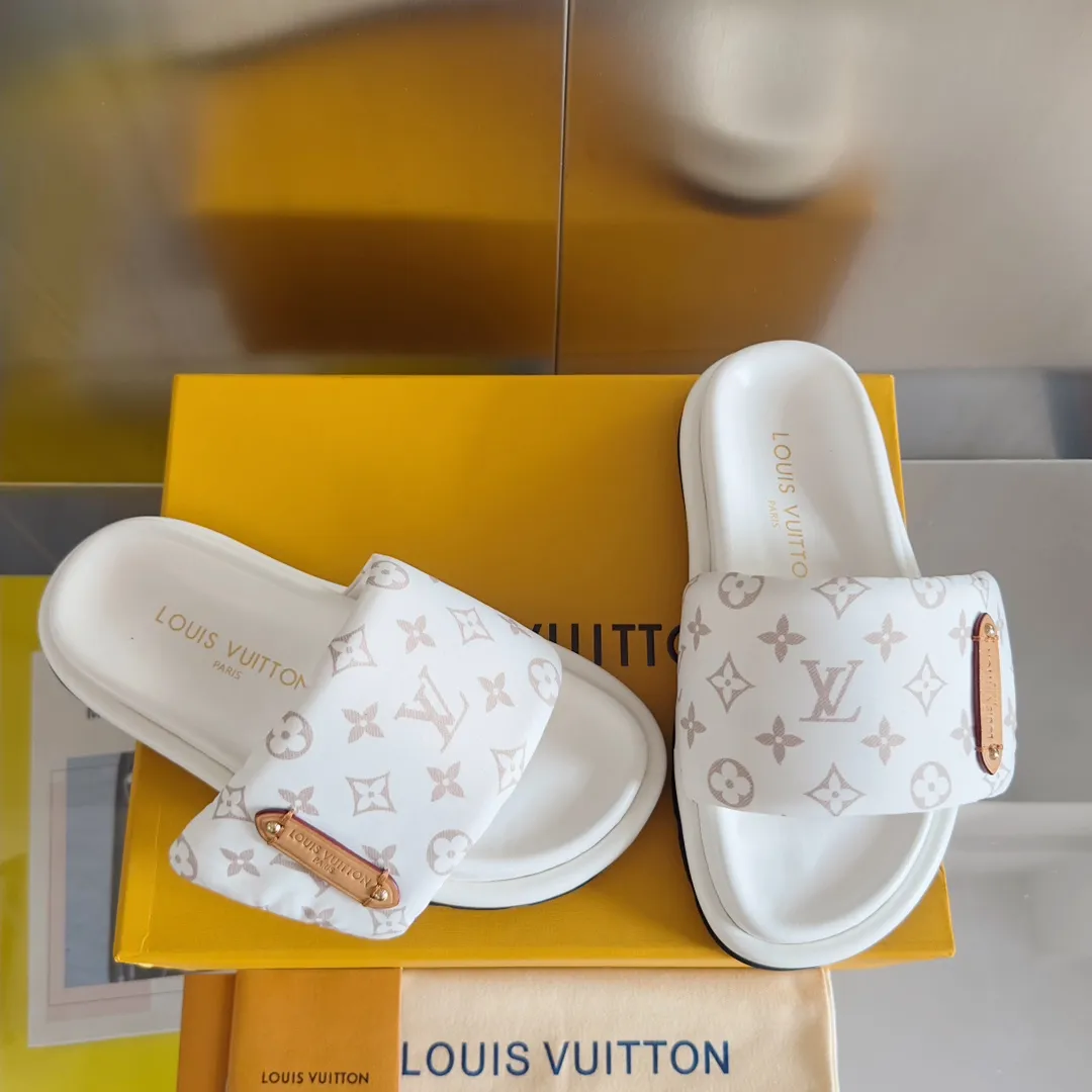 Factory direct sale 180👟👟 Women's Shoes Women's Clothing Women's Shoes Women's Clothing LV Louis Vuitton L Jialu Brand POOL PILLOW COMFORT Velcro Denim Denim Checkerboard Embossed Bread Flat Sandals Original purchase and development Production This Pool Pillow Comfort flat sandal is padded with neoprene to create a comfortable wide upper, and then embossed with the classic Monogram pattern. Velcro for easy adjustment, and a resilient insole and lubricious outsole complete the package. Exquisite packaging at the delivery counter 🛍📦 ▪️Fabric: Original customized technical fabric ▪️Inner lining: Original customized sheepskin foot pads ▪️Sole: Original open-molded rubber foam outsole ▪️Sole thickness: 4CM ▪️Size: Women's 35-40 / Men's 39-45